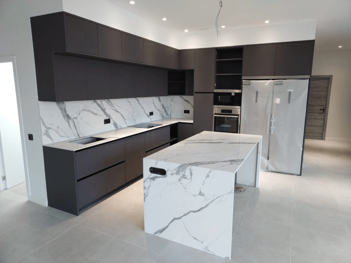 Encimeras de granito y piedra sintetizada a medida para cocina.