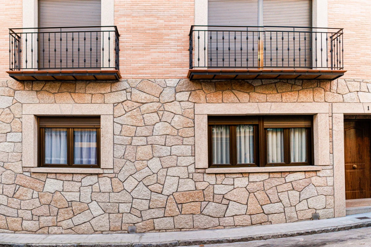 Fachadas de granito, en color rubio con acabados rústico y abujardado grueso.
